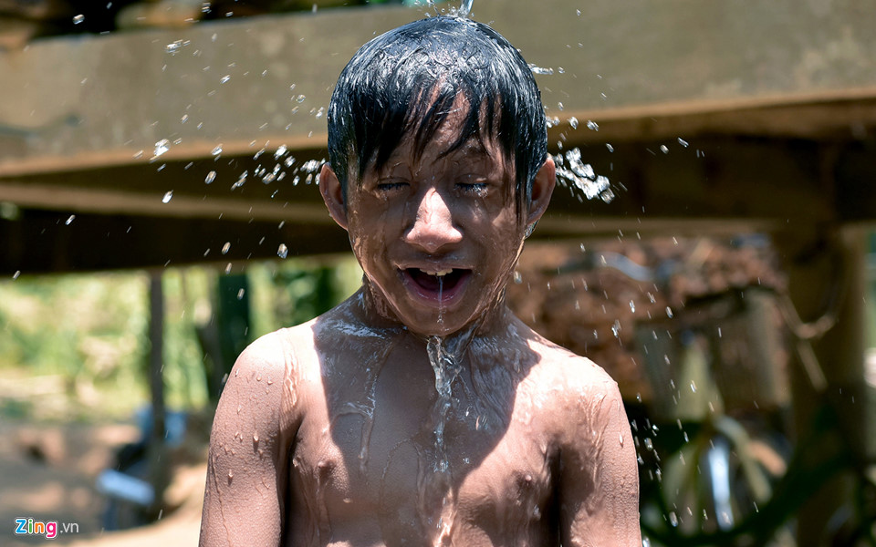 Nghị lực phi thường của cậu bé tý hon ở Quảng Ngãi